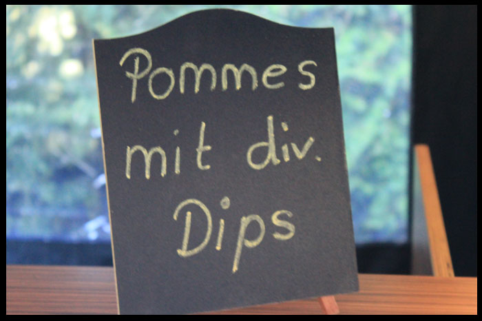 Pommes-mit-diversen-Dips