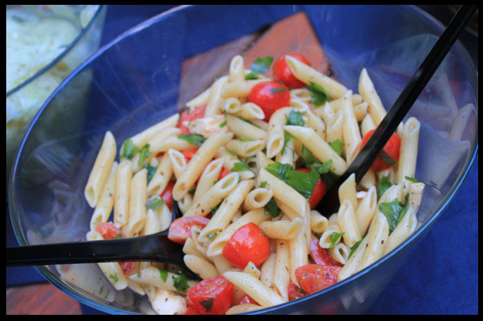 Salat-Nudel-Ruccola-Tomate